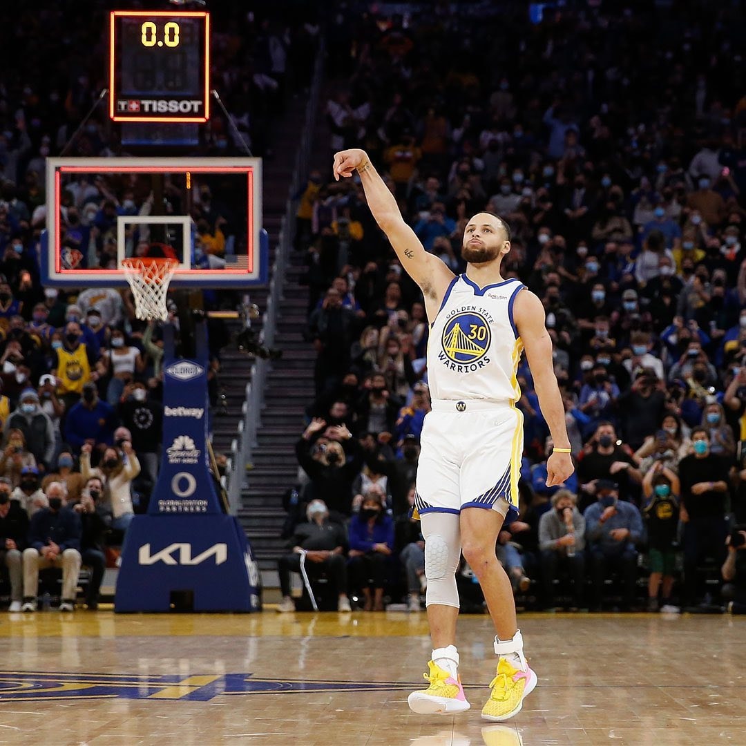 Stephen Curry wearing contact lenses during his game. 